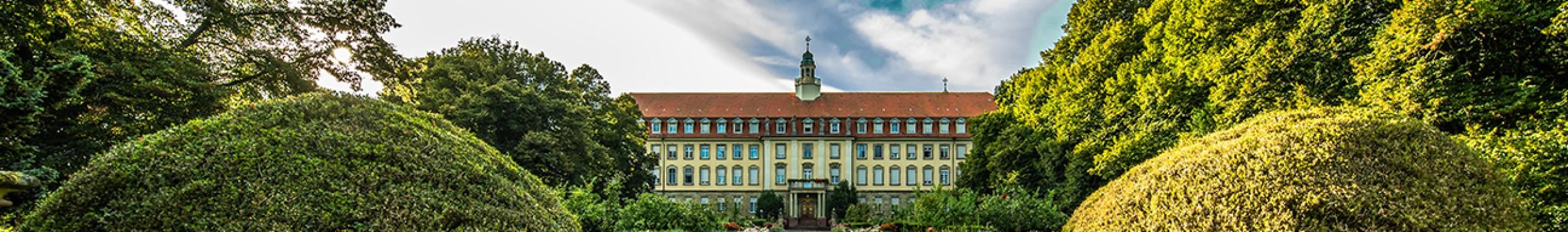 Kloster Erlenbad Blick auf den Haupteingang des Klosters mit dem Parkeingang