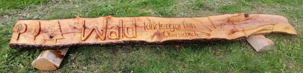 Holzschild mit Schriftzug Waldkindergarten Obersabach