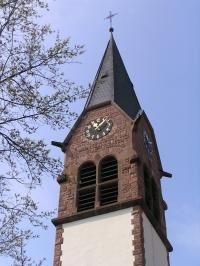 Blick auf die Kirchturmspitze der Evangelische Kirche Achern