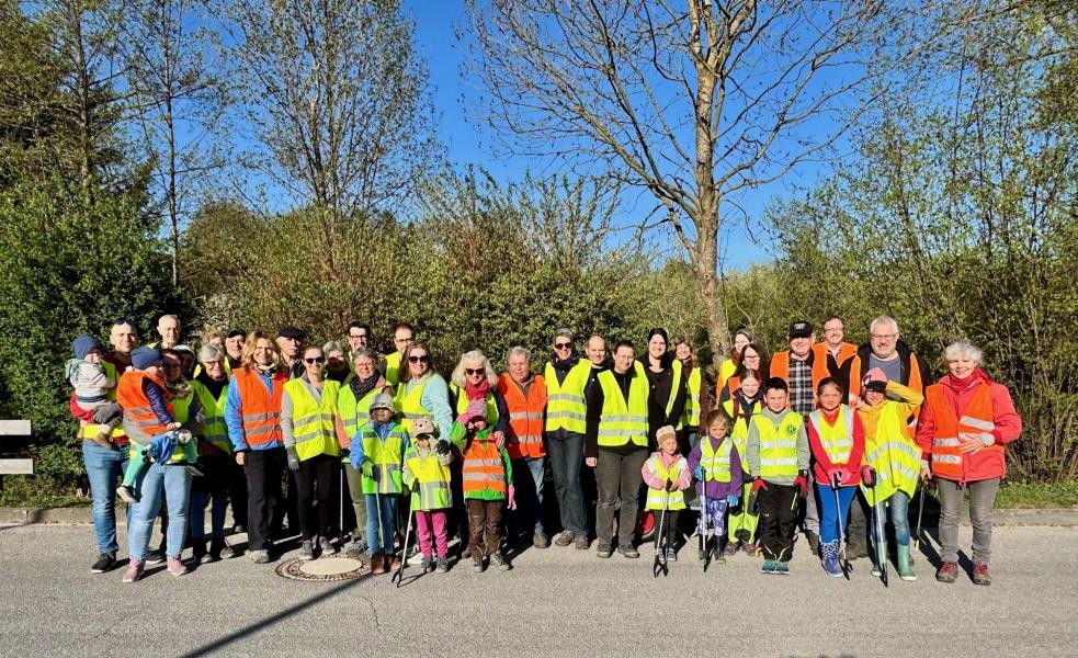 Gruppenbild der engagierten Teilnehmer der Gemeindeputzete Gruppenbild der engagierten Teilnehmer der Gemeindeputzete